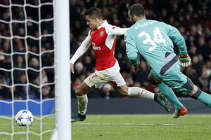 أرسنال يهزم دينامو زغرب ويحافظ على آماله في دوري الابطال