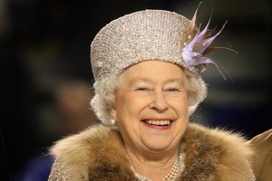 كم يبلغ الدخل السنوي للملكة إليزابيث الثانية؟