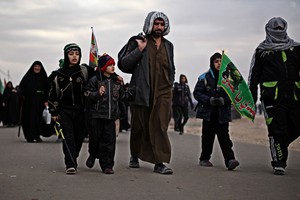 الزوار يتدفقون سيرا على الأقدام لإحياء أربعين الإمام الحسين