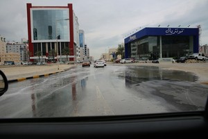 شاهد الصور... مرتادو المناطق التجارية يشكون مستنقعات مياه الأمطار