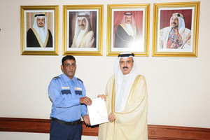 وزير 'التربية' يكرم حارس أمن لجهوده خلال الأمطار