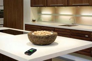 طاولة تشحن هاتفك الذكي من فنجان قهوتك