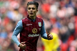 أستون فيلا يستبعد جاك جريليش من الفريق الأول بعد أن شوهد في ملهى ليلي