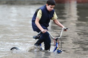 الأمطار تتسبب في غلق مدارس بالخليج، والمصريون يتسائلون 'أين المال؟'