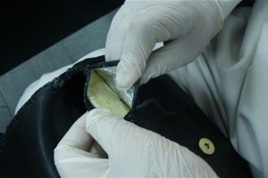 في دبي... اشترى حقيبة فعثر داخلها على مخدرات!