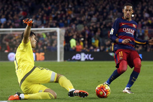 نيمار يقود برشلونة للفوز برباعية في الدوري الاسباني