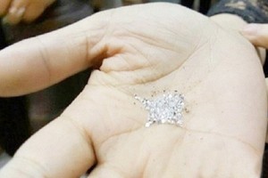 بالصور... سماء هونغ كونغ تمطر ألماسا!