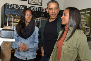 شاهد الصور... اوباما يتسوق بصحبة ابنتيه لدعم المشروعات الصغيرة