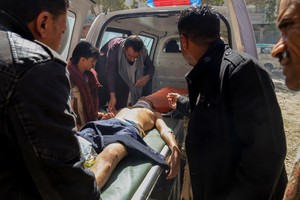 قتل طفلين يمنيين بقذيفة أثناء وقوفهما في الصف للحصول على المياه