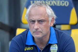 فيرونا الإيطالي يقيل مدربه ماندورليني لسوء النتائج