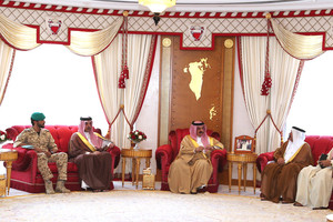 عاهل البلاد يبحث مع مسئولي قوة الدفاع المشاركة المتواصلة في 'عاصفة الحزم وإعادة الأمل' 