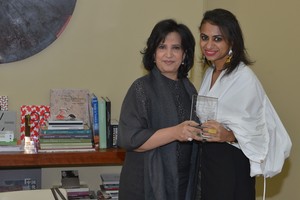 الشيخة مي تستقبل مصممة الأزياء البحرينية هند مطر الفائزة بجائزة 'تحدي كاديلاك'