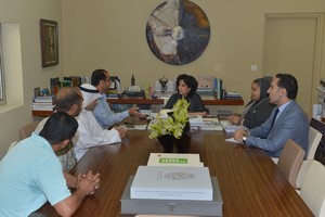 الشيخة مي تتابع مع وفد من حرفيي وأصحاب مصانع الفخار نتائج زيارتها الميدانية لعالي