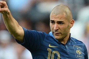 رئيس وزراء فرنسا يطالب بعدم انضمام بنزيمة للمنتخب الوطني