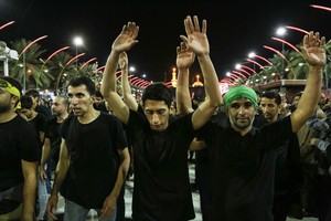 شاهد الصور... موكب أهالي البحرين في كربلاء مساء الثلثاء