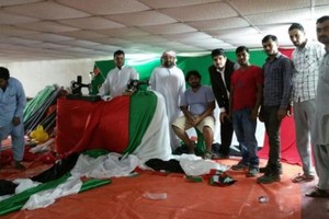 أفغاني يبيع ممتلكاته ليحيك أكبر علم إماراتي