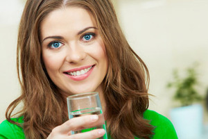 كوبان من الماء على «الريق» يومياً لرفع معدل حرق الدهون