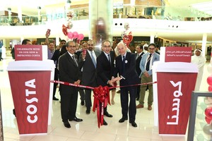 السفير البريطاني لدى مملكة البحرين  يفتتح كوستا كوفي بمجمع السف بالشكل بالجديد