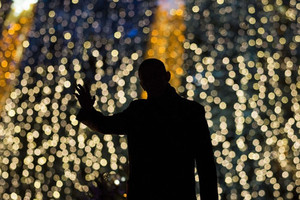شاهد الصور... أوباما يضيء شجرة عيد الميلاد ويتذكر ضحايا حادث كاليفورنيا
