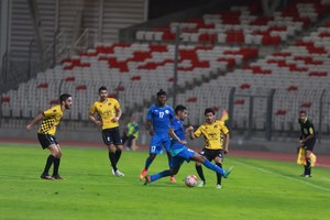 الحد يهزم الأهلي ويتصدر دوري كرة القدم البحريني