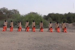 شاهد الصور... مقاتلو 'داعش' يذبحون 9 حوثيين ويقتلون 6 آخرين بصاروخ كاتيوشا في اليمن