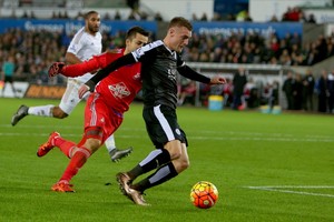 ليستر سيتي يستفيد من ثلاثية محرز وسقوط قطبي مانشستر لينفرد بصدارة الدوري الإنجليزي