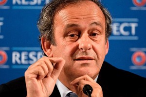 صحيفة فرنسية تنشر تقريرا يشير الى اجر بلاتيني مقابل تعاونه مع 'الفيفا'