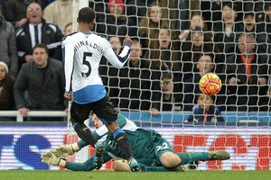 نيوكاسل يفاجئ ليفربول بثنائية في الدوري الانجليزي