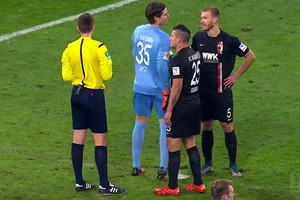 حارس أوجسبورج يفلت من العقوبة بعد 'تخريبه' ركلة جزاء لكولن