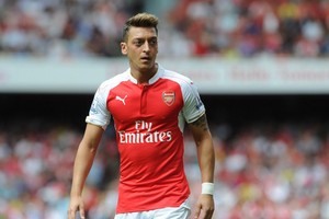 أوزيل يطالب أرسنال بالاحتفاظ بتركيزه في أجواء 'مجنونة' باليونان