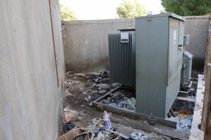 شاهد الصور... محطة كهرباء في المنامة تتحول إلى مرحاض للمارة