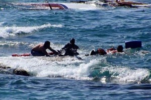 انتشال جثث 11 مهاجراً غرقوا قبالة سواحل الصحراء الغربية