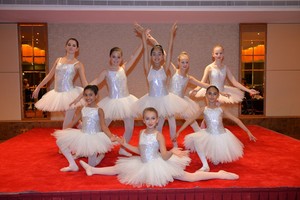 طلبة 'باليه' يشاركون في إنارة شجر الميلاد