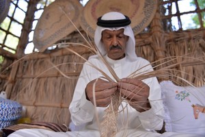 شاهد صور... من الصتاعات التقليدية ( صناعة السفة ) كيف تتم وتحويلها  الى سفرة 