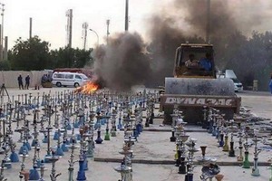 بالصور... إعدام نحو 8 آلاف أرجيلة في باكستان