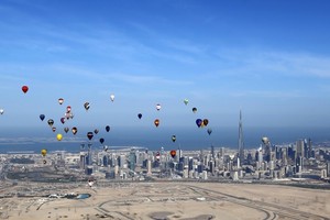 فيديو وصور... دبي تلون سماءها بالمناطيد