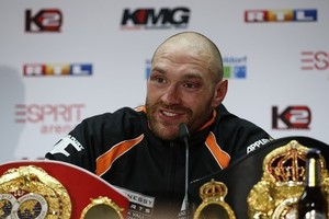 تجريد الملاكم البريطاني فيوري من لقب الاتحاد الدولي للملاكمة