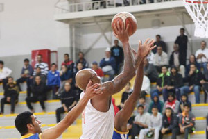 المنامة يتصدر بفوزه على النجمة في دوري السلة