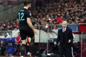 أرسنال يتأهل من أرض الإغريق