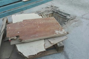 شاهد الصور ..قنوات الصرف الصحي المسروقة تهدد حياة المارة بالعكر