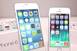 'ابل' تدافع عن تصميم غطاء شحن الآيفون و'إل جي وأسوس' تسخران منها