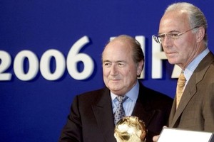 بلاتر يصف كلام بكنباور حول مونديال 2006 بـ'العبثي'