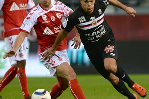 نيس يسقط في فخ التعادل مع ريمس في الدوري الفرنسي