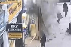 بالفيديو... انهيار سقف مبنى على المارة في لندن