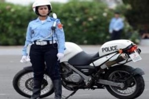 أوقفته ثلاث شرطيات فأستخدم سلاح 'الغناء' ليفلت من المخالفة