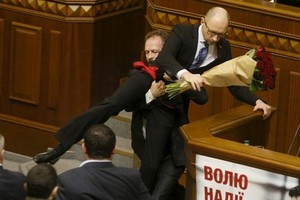 بالفيديو والصور... ضرب رئيس وزراء أوكرانيا داخل البرلمان