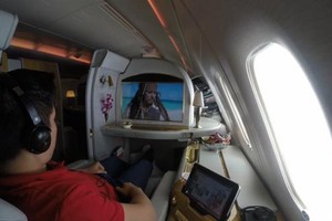 شاب صيني يزور 5 قارات بألف ريال على 'الدرجة الأولى'