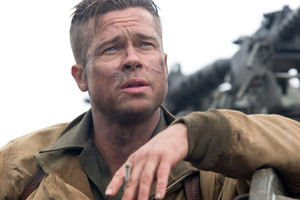 براد بيت يختتم تصوير  مشاهد 'آلة الحرب' في أبوظبي