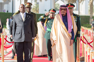 العاهل السعودي يستقبل الرئيس الأوغندي