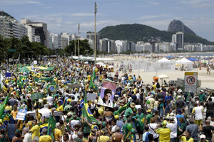 البرازيليون يتظاهرون دعما لإجراءات إقالة روسيف